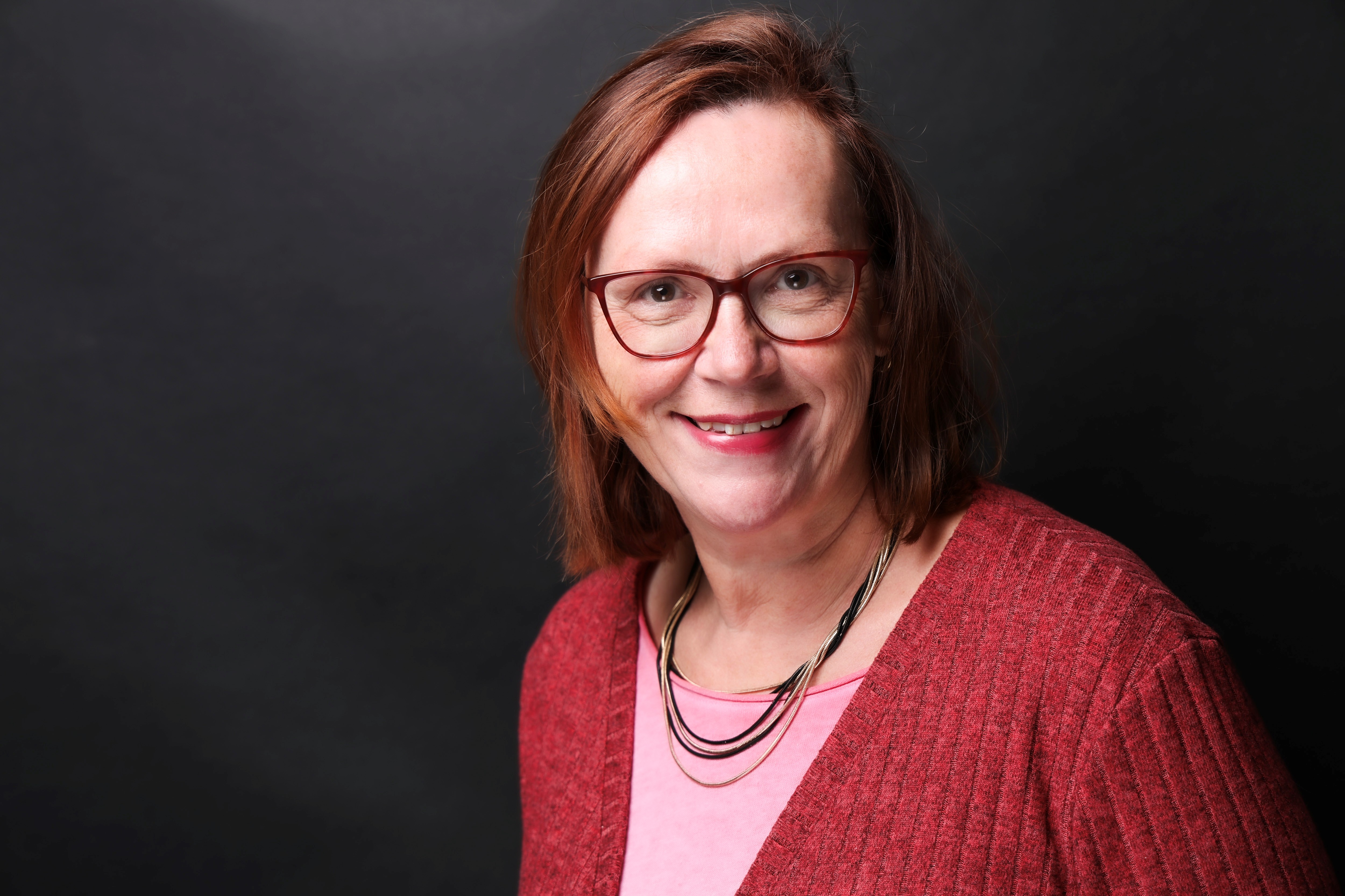 Profilbild von Dr. Kersting, wie sie im dreiviertel Profil in die Kamera lächelt.